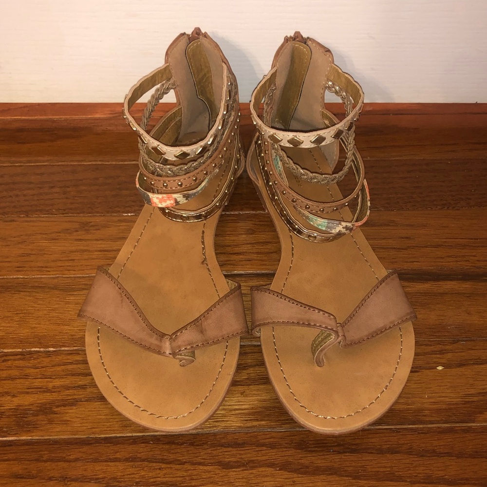 Decorated bands sandals